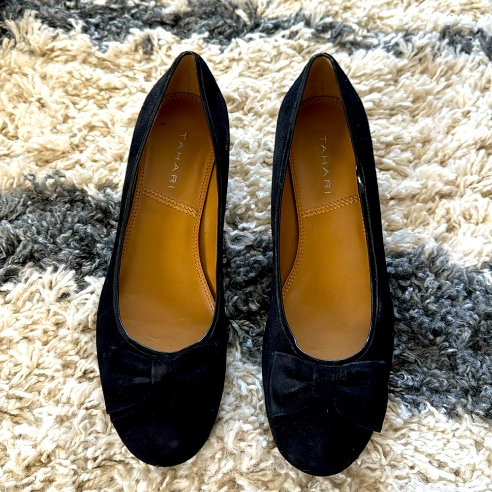 TAHARI Wedge Flat Bow Suede w/ patent Leather sz 8 Like New Black